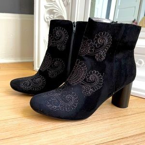 Relativity Black Suede Booties♣️